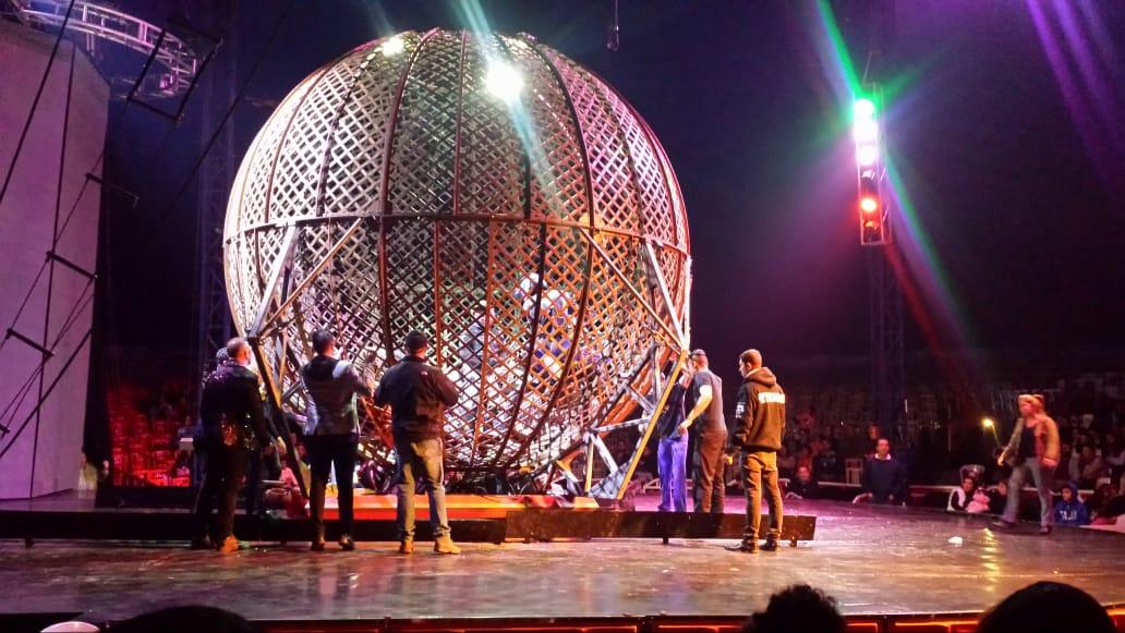 Motociclistas sofrem acidente durante apresentação circense