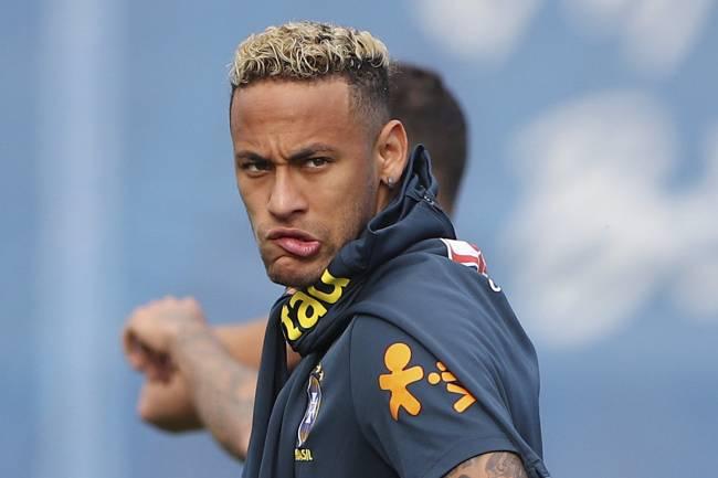 Neymar deixa treino com dores no tornozelo