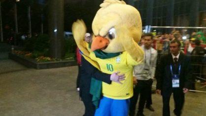 Canarinho Pistola é 'preso' em frente ao hotel da Seleção