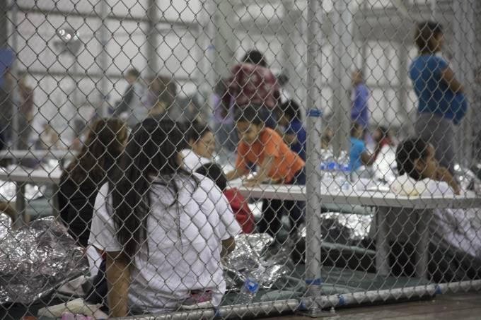 Justiça dos EUA ordena reunificação entre crianças e pais em até 30 dias