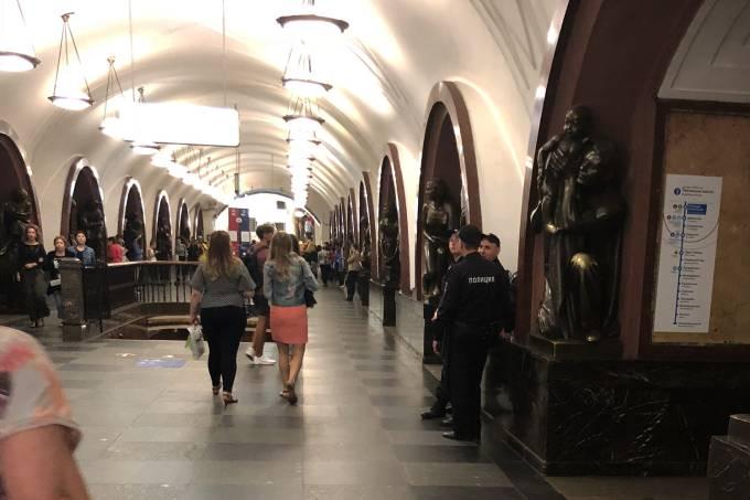 Metrô de Moscou: arte, segurança e escadas rolantes sem-fim