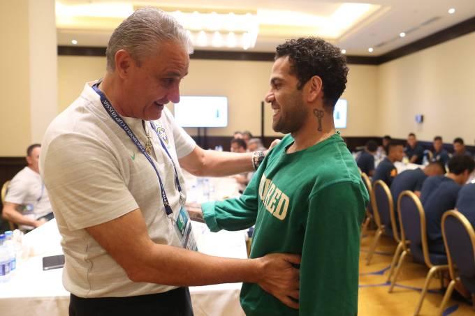 Daniel Alves almoça com a seleção antes de decisão em Moscou
