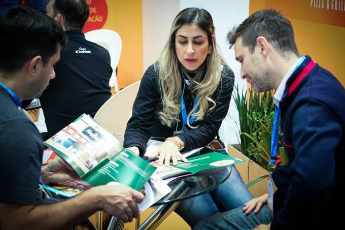 Sob peso da crise, feira de franquias cria área para negócios baratos