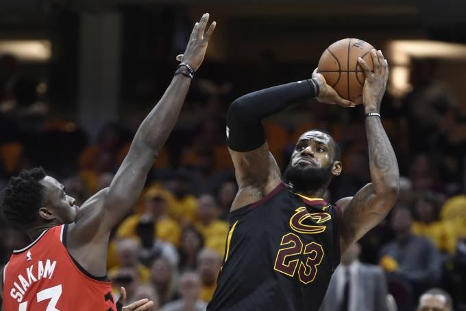 NBA: LeBron assina contrato com Los Angeles Lakers