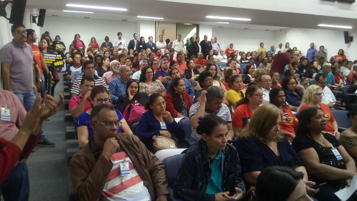 Servidores retornam à Assembleia em protesto