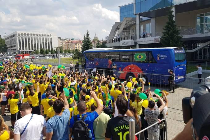 Seleção brasileira é recebida com festa em Kazan